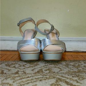 This is a nice high top heels. it has a cross over leg, with a closed top.